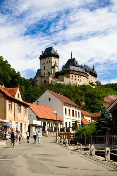 Замок Карлштейн и старый город — стоковое фото