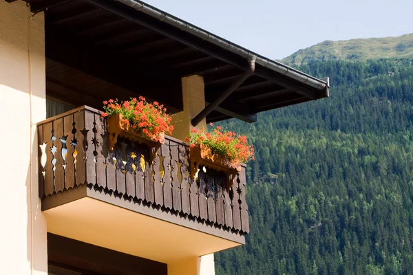 Blommor på en balkong — Stockfoto
