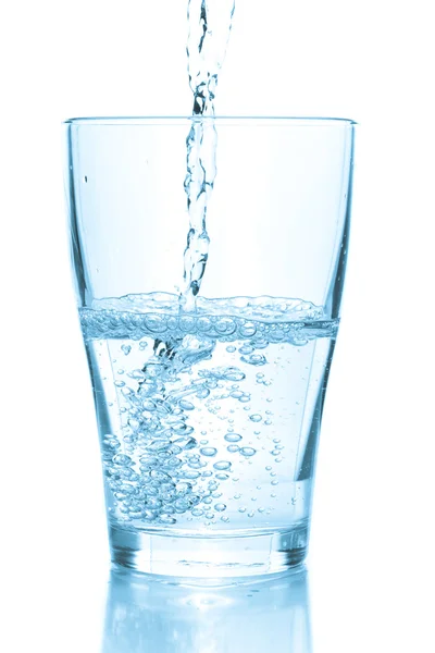 Water dat in glas wordt gegoten Stockfoto