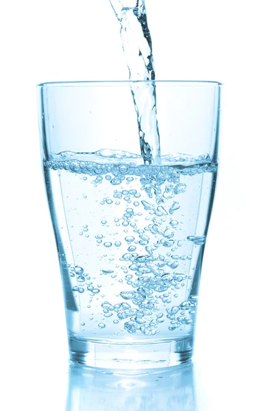 Wasser in Glas gegossen Stockfoto