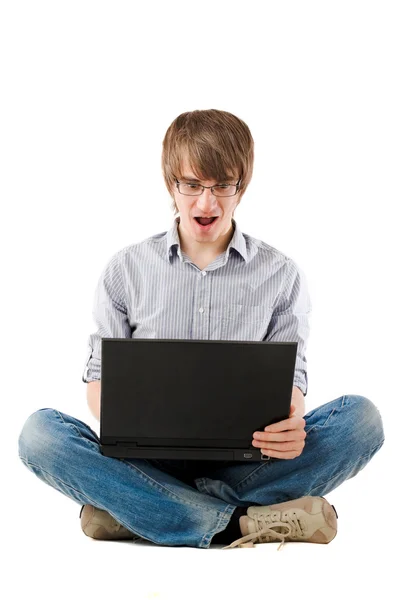 Junger Mann mit Laptop überrascht — Stockfoto