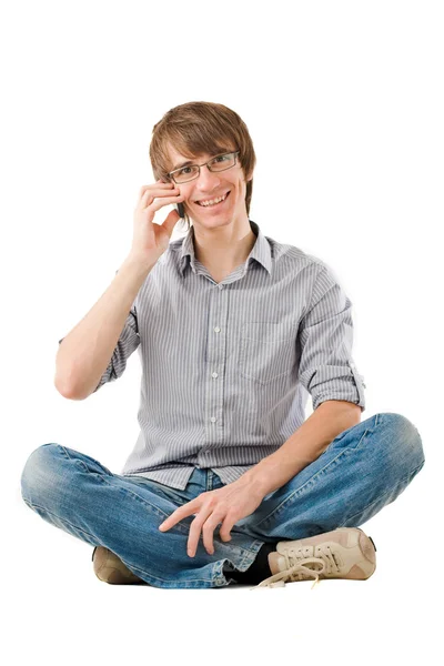 Красивый молодой человек, говорящий по мобильному телефону — стоковое фото