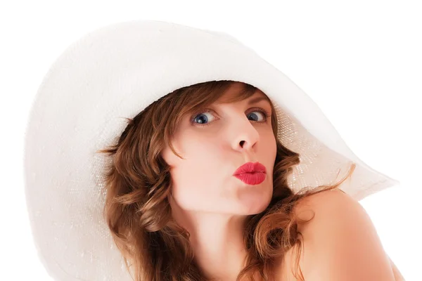 Jovem mulher de chapéu de verão branco beijando — Fotografia de Stock