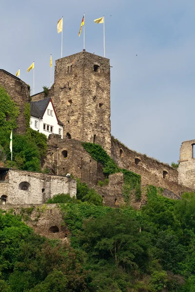 Старый замок на холме — стоковое фото