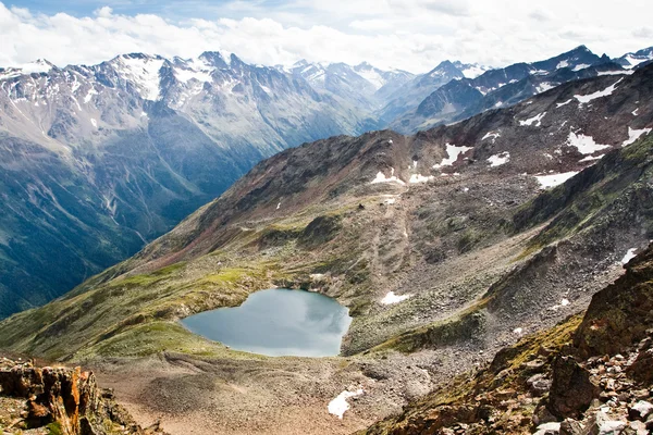Озеро в форме сердца. Альпы — стоковое фото