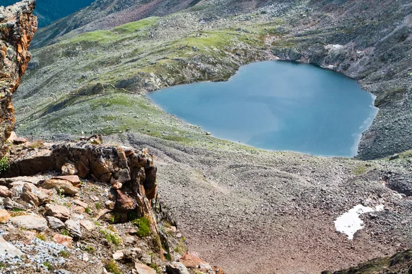 Озеро в форме сердца. Альпы — стоковое фото