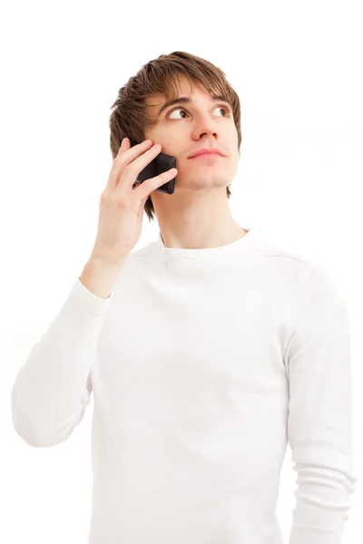 Молодой человек разговаривает по мобильному телефону — стоковое фото