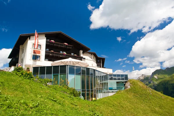 Отель на зеленом холме — стоковое фото