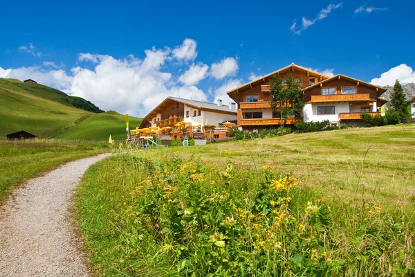 Hôtels sur une colline. Montagnes autrichiennes . Photos De Stock Libres De Droits