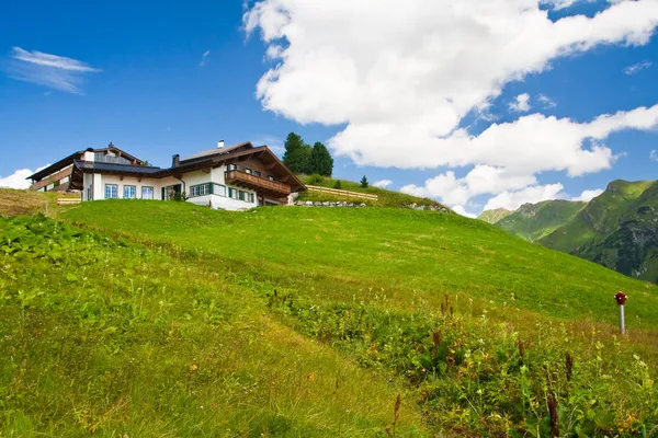 Alpesi faház a hegyekben. nyári idő — Stock Fotó