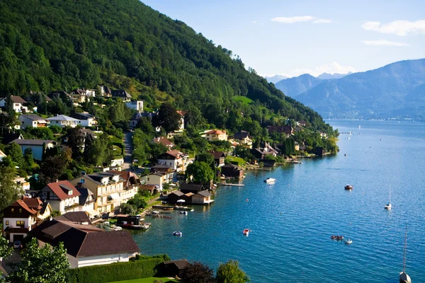 Ciudad de Gmunden y lago Traunsee (Austria ) — Foto de Stock