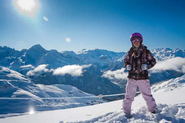 高い山で若い女性。冬 — ストック写真