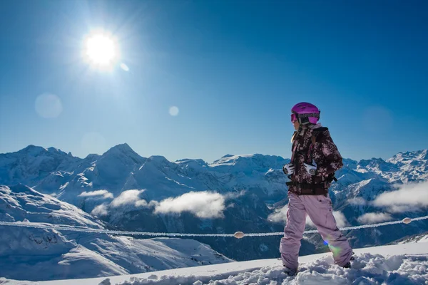 Ung kvinna i höga berg. vinter — Stockfoto