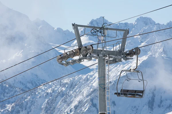 Empty chairlift in mountains — Stock Photo, Image