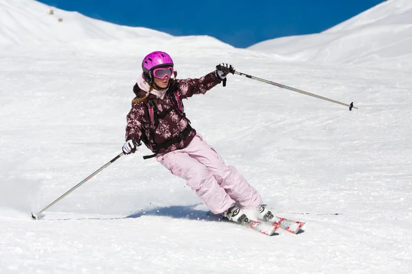 Young woman skiing — Stock Photo, Image