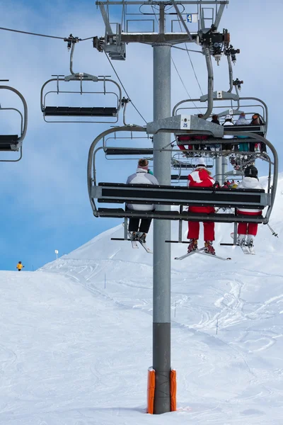 På en stollift, ski resort — Stockfoto