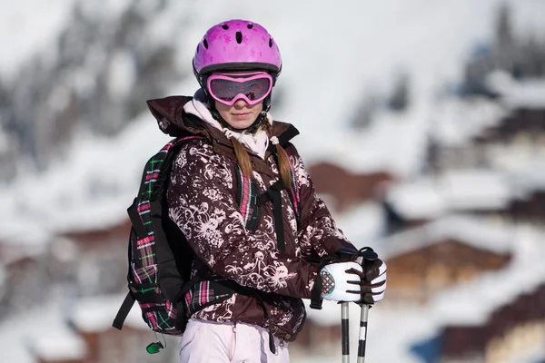 Junge Frau im Skigebiet — Stockfoto