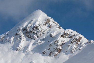 karla kaplı dağ zirvesi