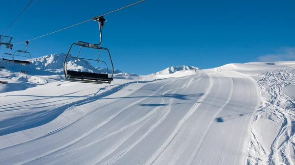 Empty skiing slope and chairlift — Stock Photo, Image