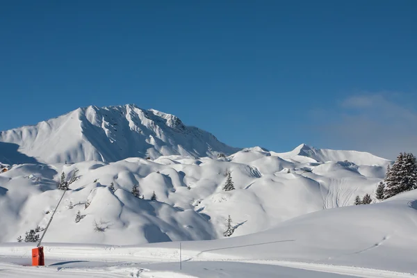 Estância de esqui no inverno — Fotografia de Stock