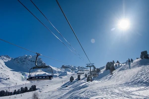 Telesilla en estación de esquí. Arriba. —  Fotos de Stock