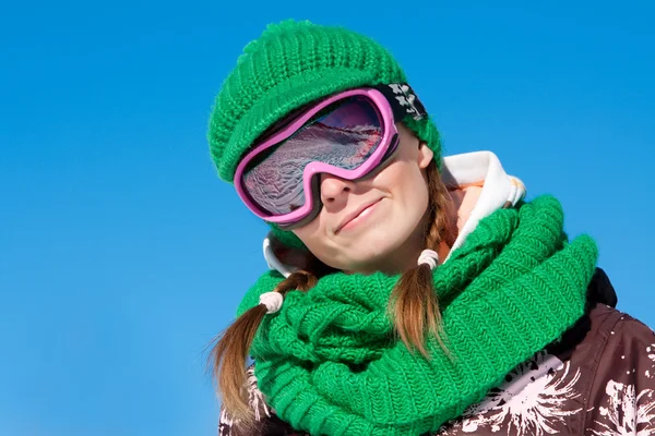Unga skidåkare leende — Stockfoto