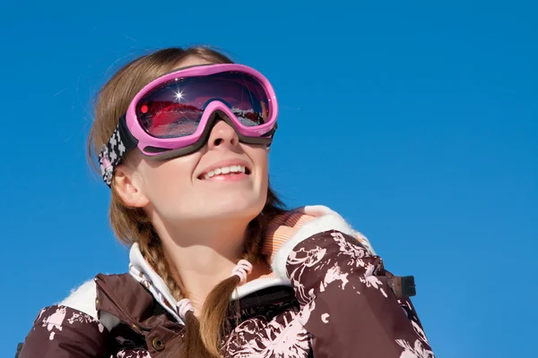 Skiër opzoeken en glimlachen — Stockfoto
