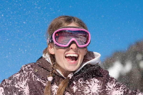 Счастливая девушка на зимних каникулах — стоковое фото