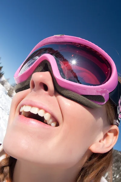 Grappige portret van meisje skiër — Stockfoto