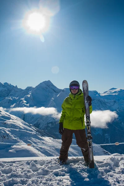 Junger Mann mit Skiern — Stockfoto