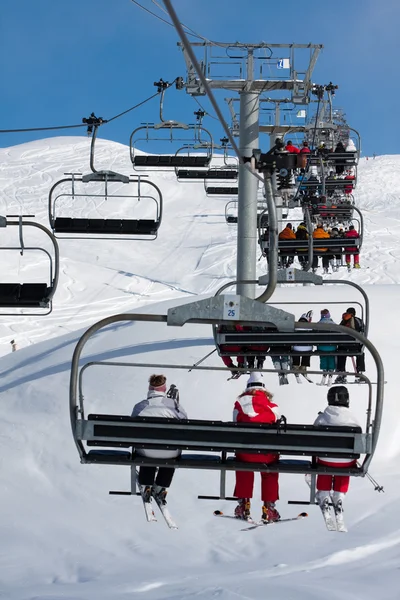 Na wyciąg krzesełkowy ośrodek narciarski — Zdjęcie stockowe