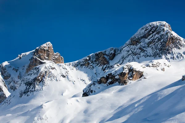 Kar kaplı dağlar — Stok fotoğraf