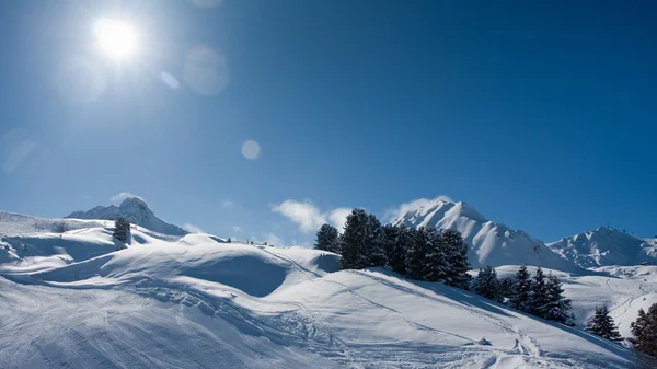 山の冬の太陽 — ストック写真