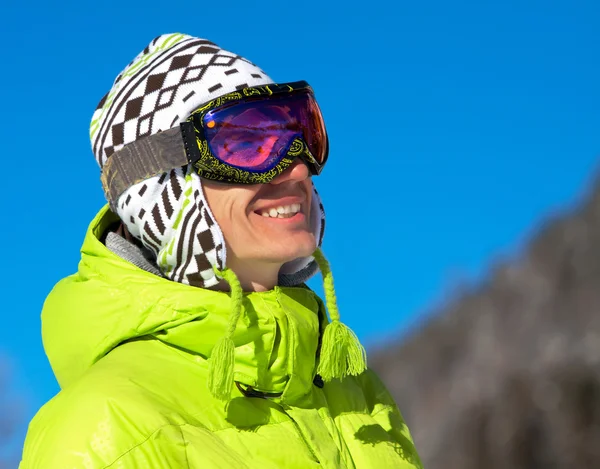 Ung man ler i ski mask — Stockfoto