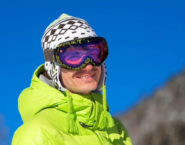 Giovane uomo sorridente in maschera da sci — Foto Stock