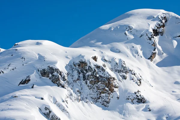 Montañas cubiertas de nieve Fotos de stock libres de derechos