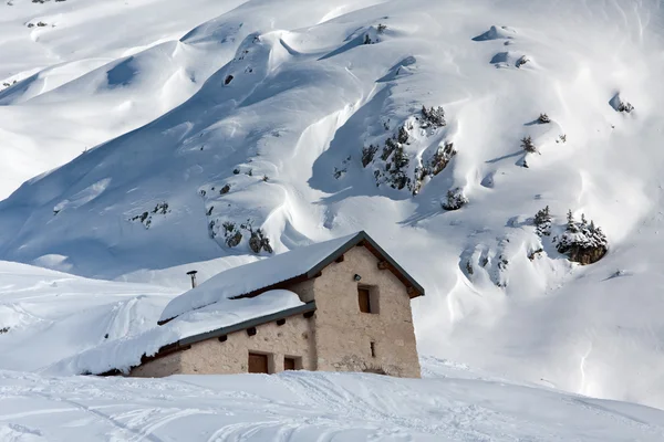 Dům pod sněhem — Stock fotografie