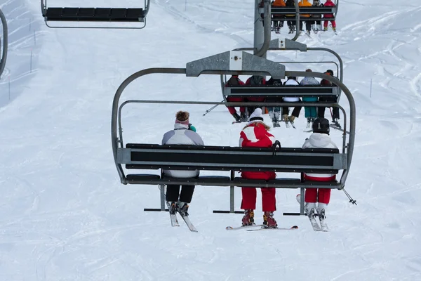 På en stollift, ski resort — Stockfoto