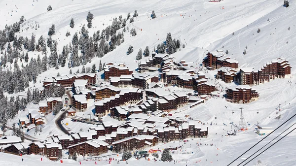 Vista sulla stazione sciistica alpina — Foto Stock