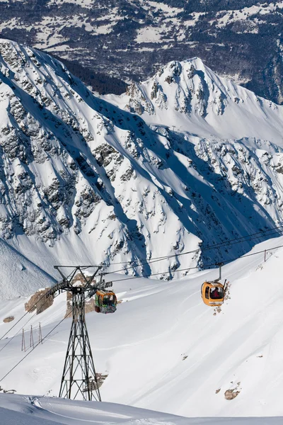 Cabinovia sulla stazione sciistica di alta montagna — Foto Stock