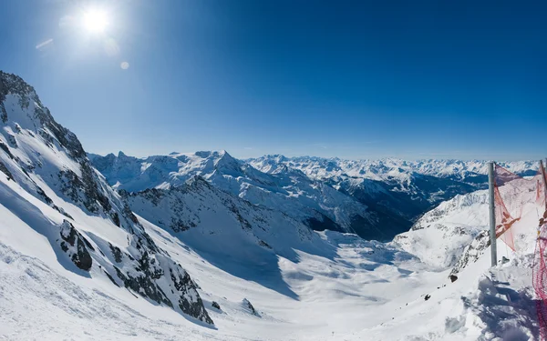 Wide view on winter alpine valley — Stock fotografie