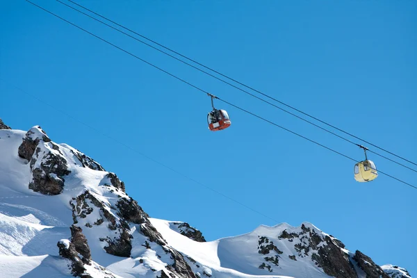 Elevador de esqui Gondola em altas montanhas — Fotografia de Stock