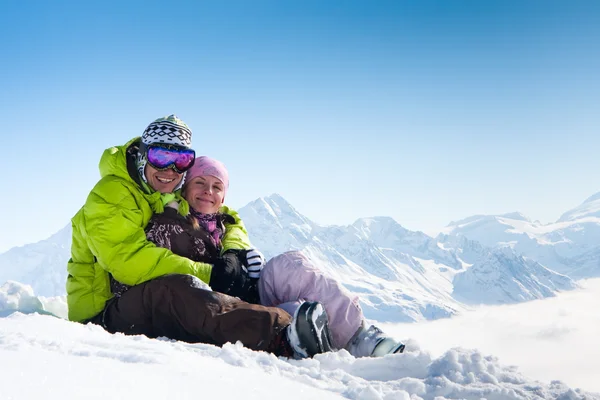Unga lyckliga par i vinter berg — Stockfoto