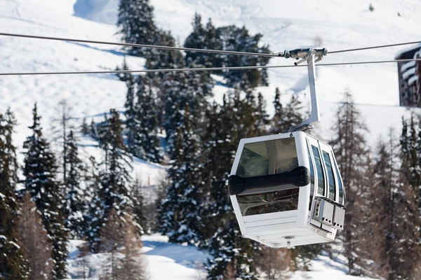 Gondola lift on ski resort — Stock Photo, Image