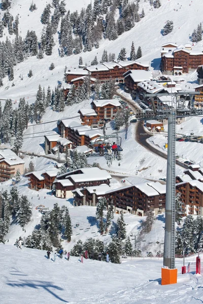 Kijk op de alpine skiresort Stockafbeelding