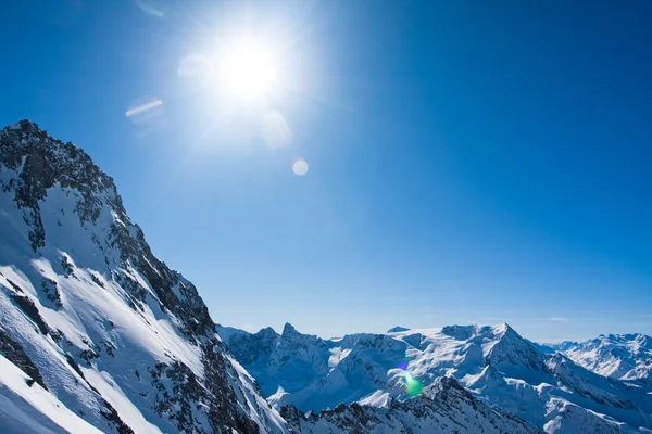 Sonne und blauer Himmel. Alpen — Stockfoto