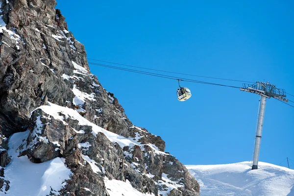 Gondola ski lift in high mountains — Stock Photo, Image
