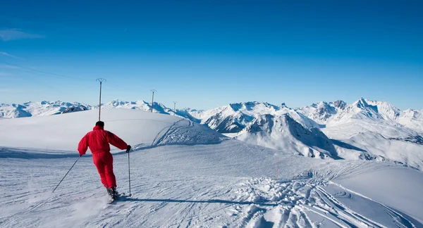 스키 슬로프를 탄 스키어 — 스톡 사진
