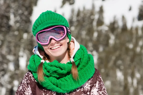 Giovane sciatore sorridente — Foto Stock