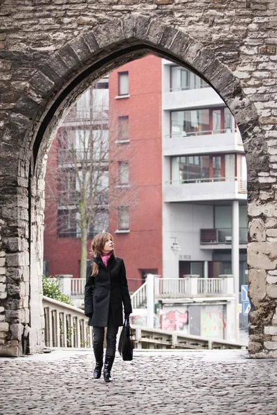 Donna a piedi nella città vecchia — Foto Stock